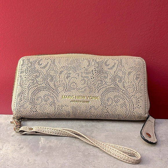 MARC New York Andrew Marc wallet - Picture 1 of 4